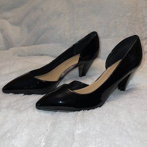 Black pumps
